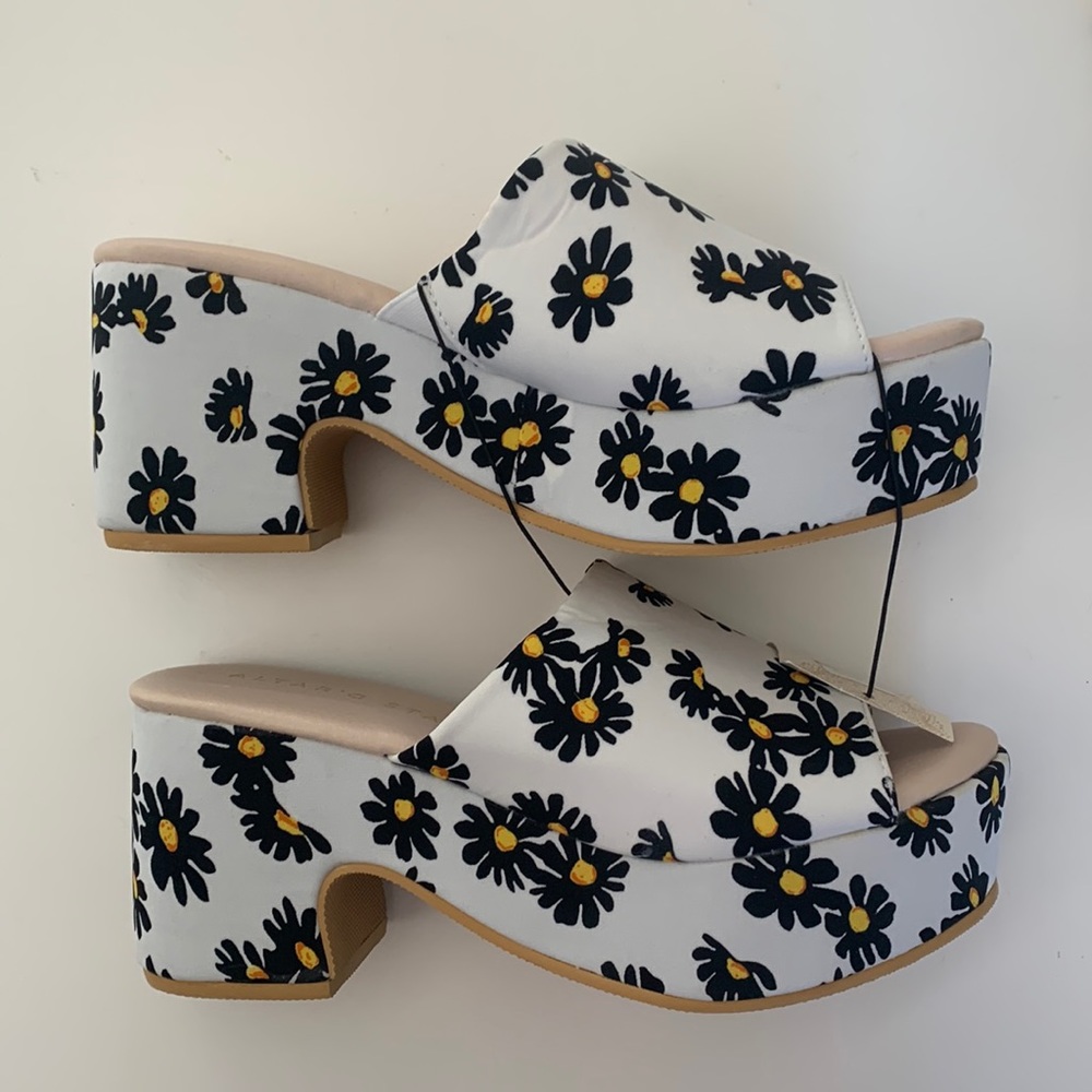 NWT Groovy Wedges